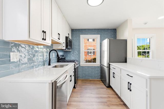 2621 S FOUR MILE RUN DR, Arlington, VA 22206
