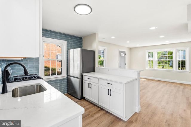 2621 S FOUR MILE RUN DR, Arlington, VA 22206