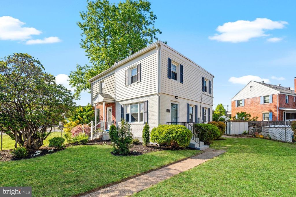 2621 S FOUR MILE RUN DR, Arlington, VA 22206