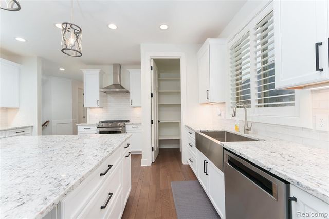 8250 Stoney Creek Drive, South Lyon, MI 48178