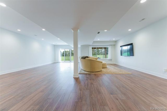 8250 Stoney Creek Drive, South Lyon, MI 48178