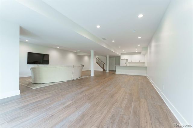 8250 Stoney Creek Drive, South Lyon, MI 48178