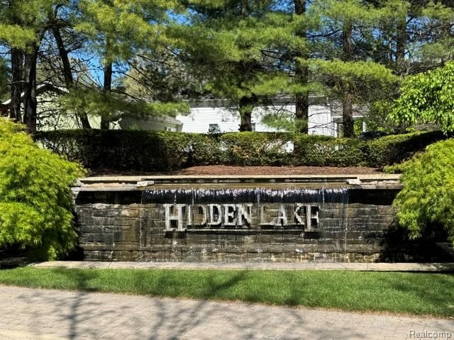 8250 Stoney Creek Drive, South Lyon, MI 48178