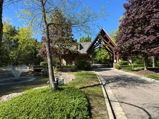 8250 Stoney Creek Drive, South Lyon, MI 48178