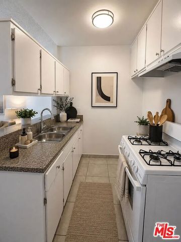 16141 Vanowen Street 3, Los Angeles, CA 91406