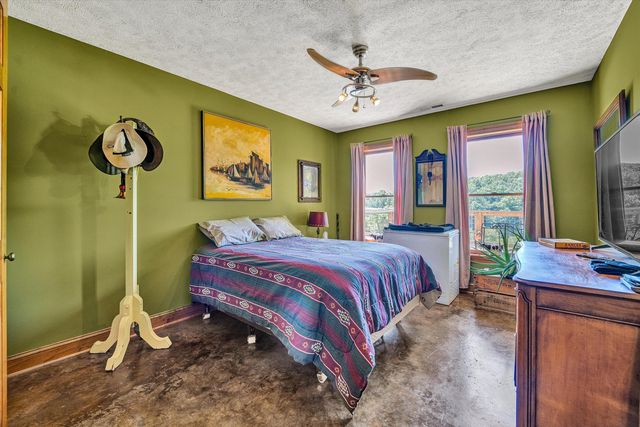 517 Elmer LN, Rocky Mount, VA 24151
