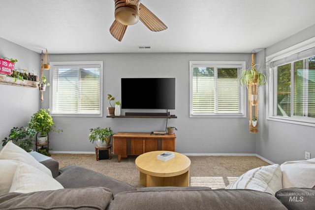 61 N Canyon St, Nampa, ID 83651
