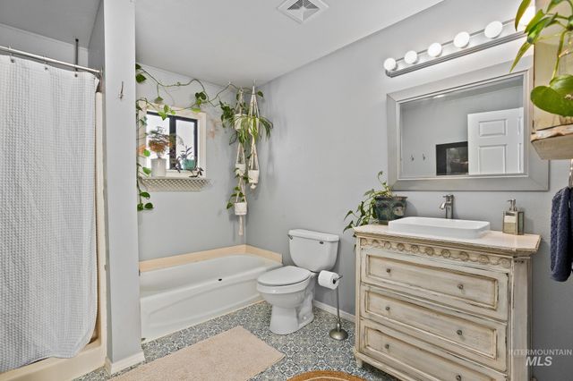 61 N Canyon St, Nampa, ID 83651