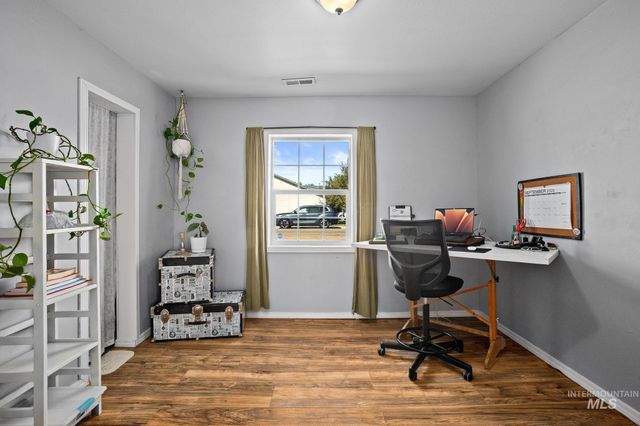61 N Canyon St, Nampa, ID 83651