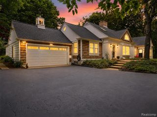 27310 Crestwood Drive, Franklin, MI 48025