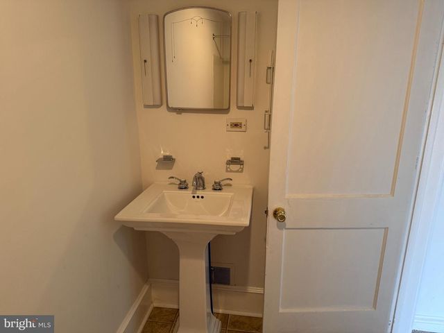 310 N DUPONT RD, Wilmington, DE 19804