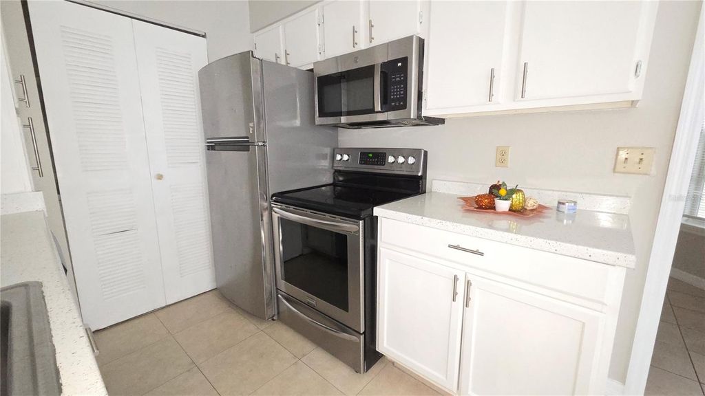 Image 13 of property listing at 1073 S HIAWASSEE ROAD 1011, Orlando, FL 32835