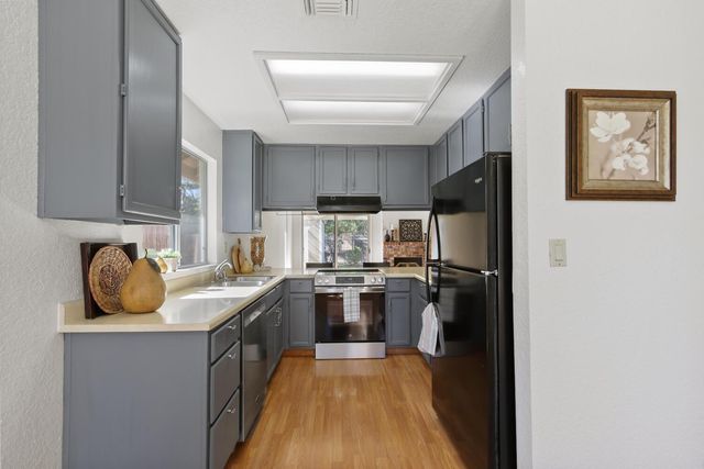 4406 Sunrise Ct, Davis, CA 95618