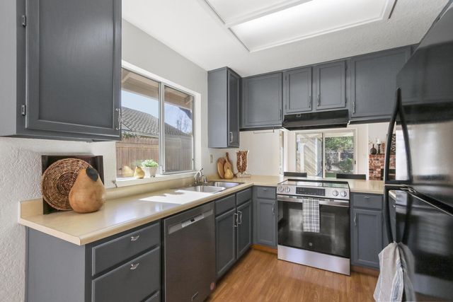 4406 Sunrise Ct, Davis, CA 95618