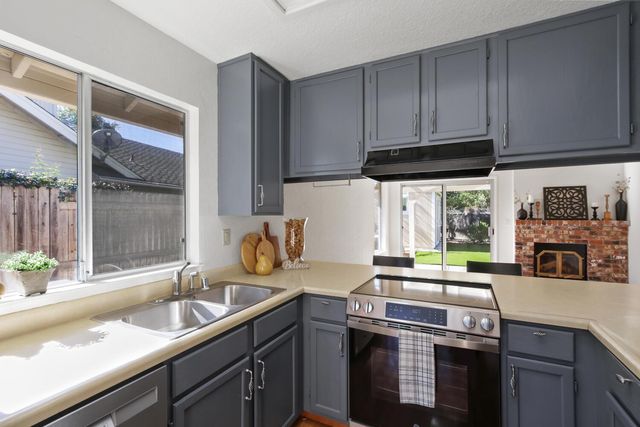 4406 Sunrise Ct, Davis, CA 95618