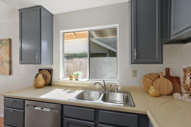 4406 Sunrise Ct, Davis, CA 95618