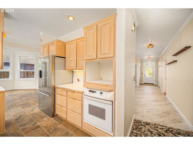 1565 SANTA ROSA St, Eugene, OR 97401