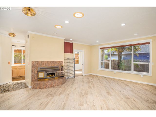 1565 SANTA ROSA St, Eugene, OR 97401