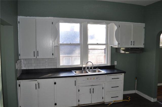 2405 S 18th Street, St Joseph, MO 64503