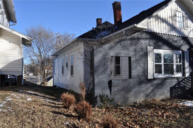 2405 S 18th Street, St Joseph, MO 64503