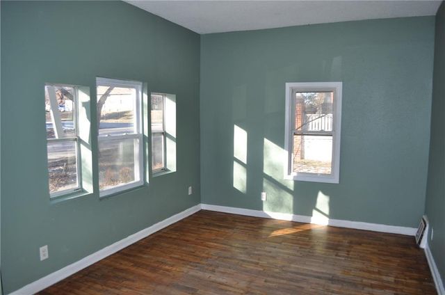 2405 S 18th Street, St Joseph, MO 64503