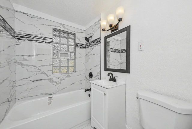 2702 N 38th STREET, Milwaukee, WI 53210