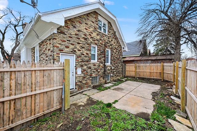 2702 N 38th STREET, Milwaukee, WI 53210
