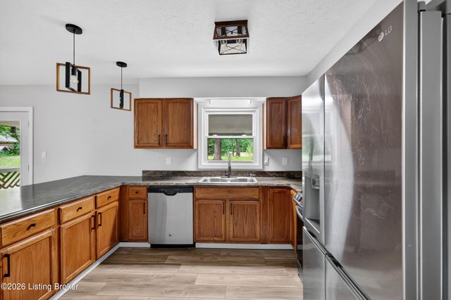 251 Colyer Ln, Shepherdsville, KY 40165
