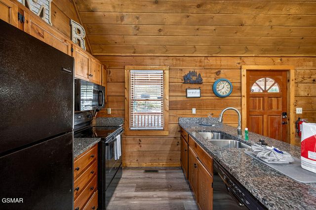 745 Ski View Lane, Pigeon Forge, TN 37876