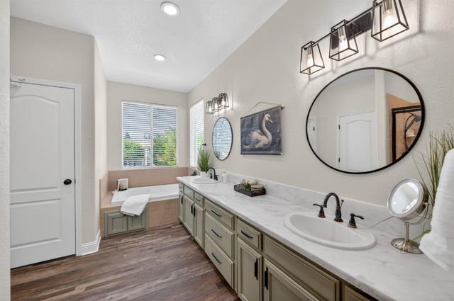 1736 N Holly Avenue, Clovis, CA 93619