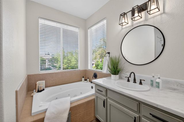 1736 N Holly Avenue, Clovis, CA 93619