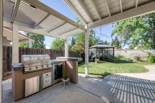 1736 N Holly Avenue, Clovis, CA 93619