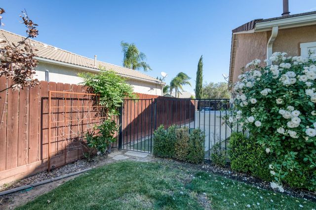 1736 N Holly Avenue, Clovis, CA 93619