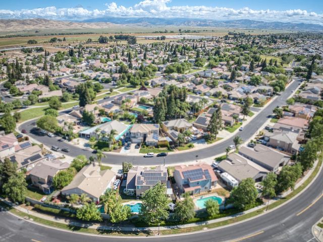 1736 N Holly Avenue, Clovis, CA 93619