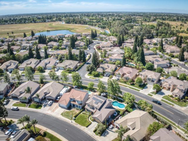 1736 N Holly Avenue, Clovis, CA 93619