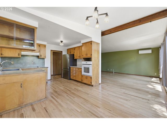 4630 W HILLSIDE Dr, Eugene, OR 97405