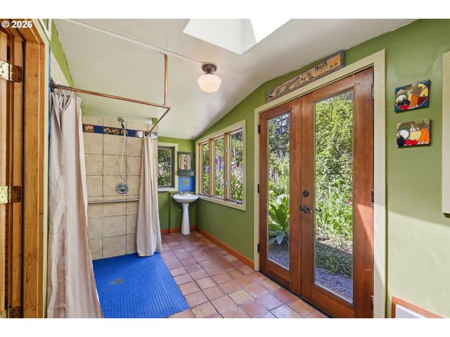 4630 W HILLSIDE Dr, Eugene, OR 97405