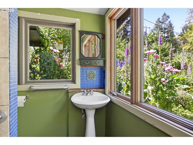4630 W HILLSIDE Dr, Eugene, OR 97405