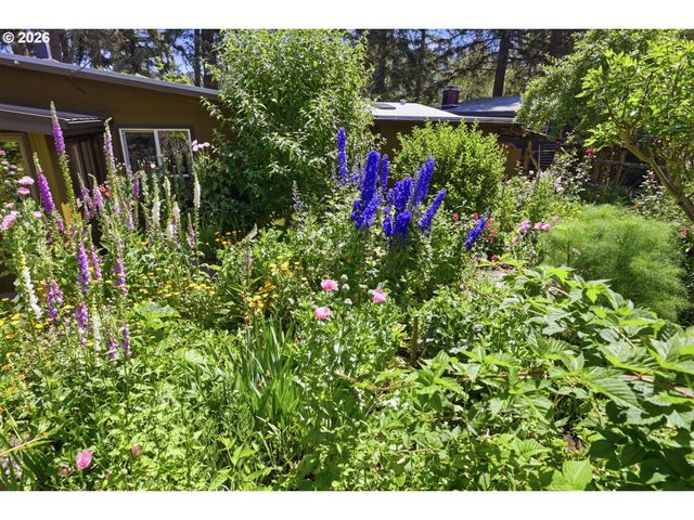 4630 W HILLSIDE Dr, Eugene, OR 97405