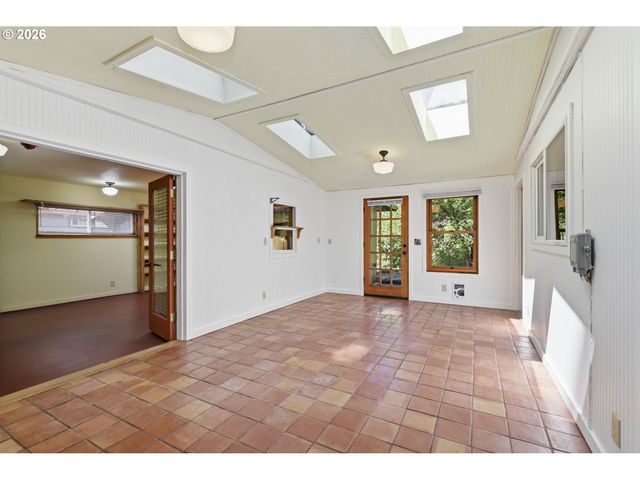 4630 W HILLSIDE Dr, Eugene, OR 97405