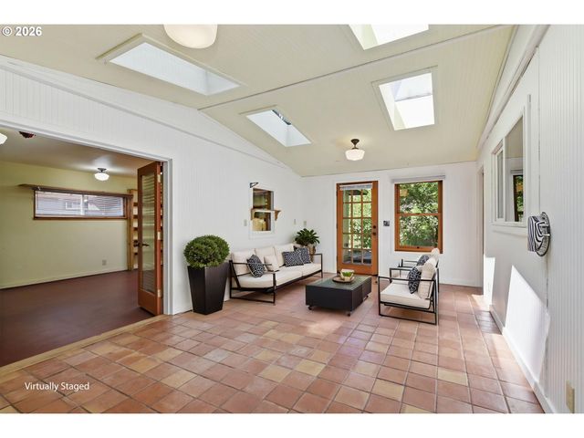 4630 W HILLSIDE Dr, Eugene, OR 97405