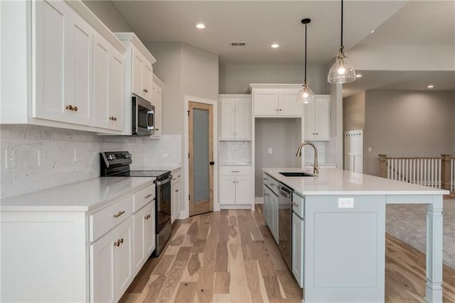 18722 W 169th Terrace, Olathe, KS 66062