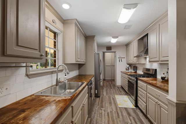 34 Country Park Cir., Petal, MS 39465