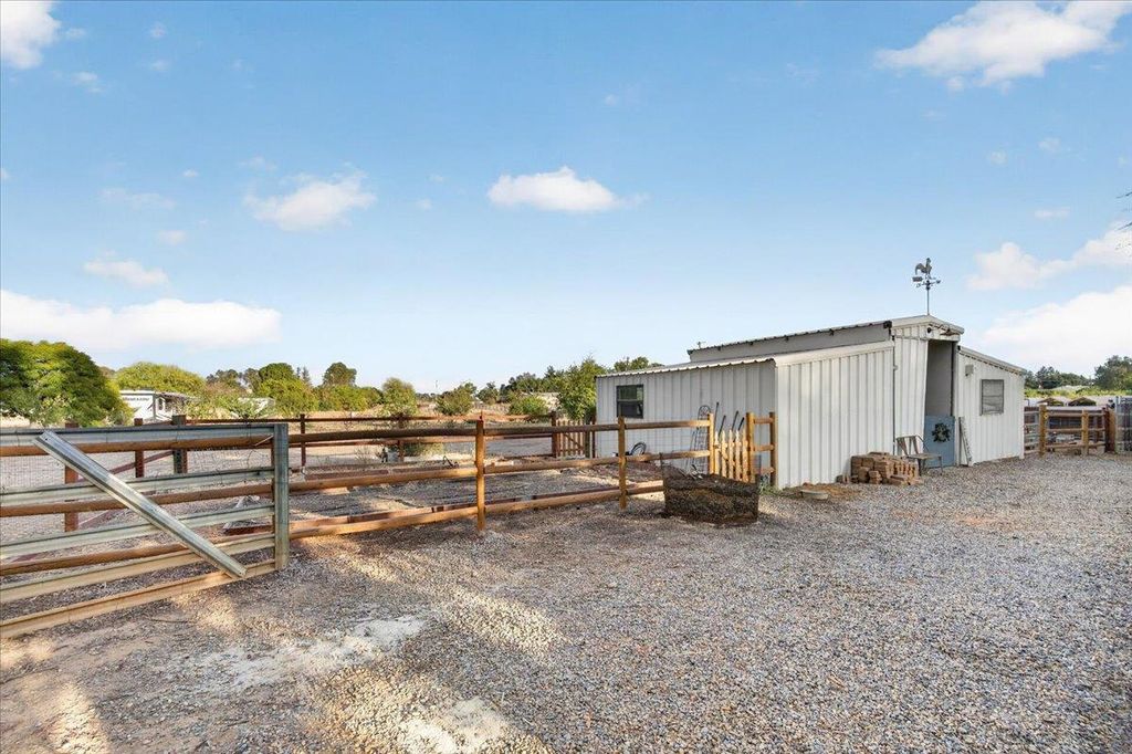 Image 37 of property listing at 6668 Forrestal Avenue, Clovis, CA 93619