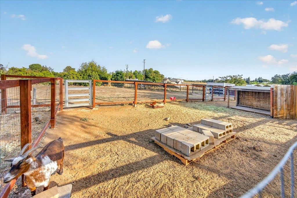 Image 38 of property listing at 6668 Forrestal Avenue, Clovis, CA 93619