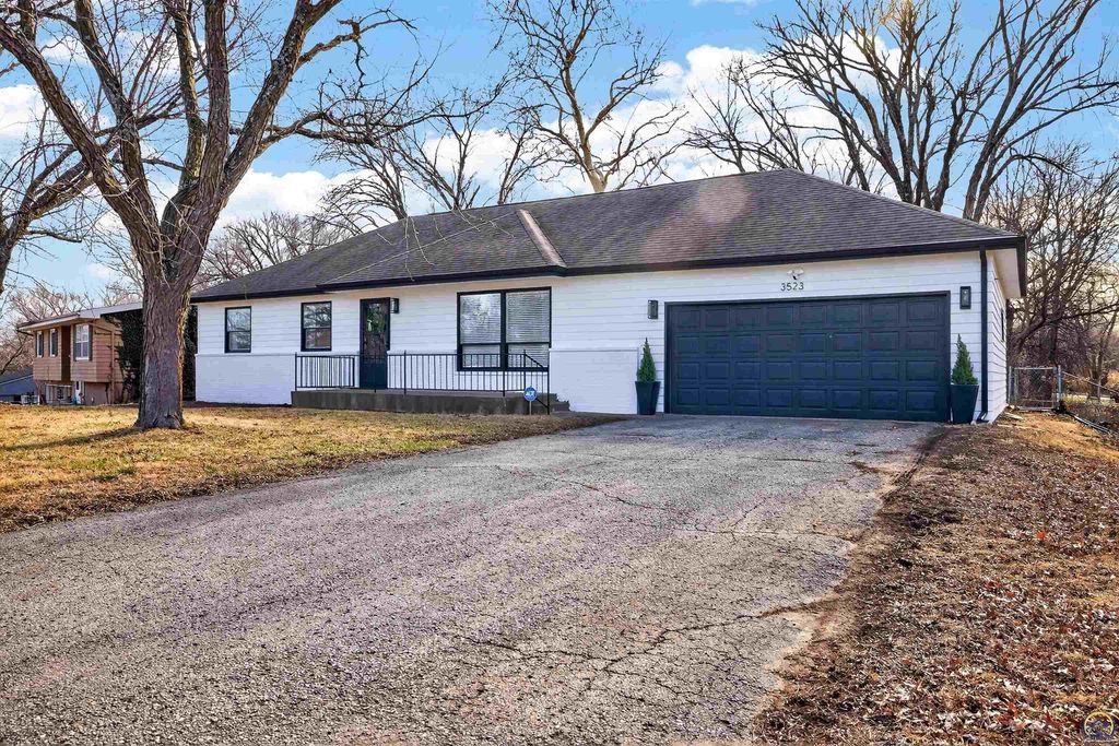 3523 SE Park Lane CT, Topeka, KS 66605