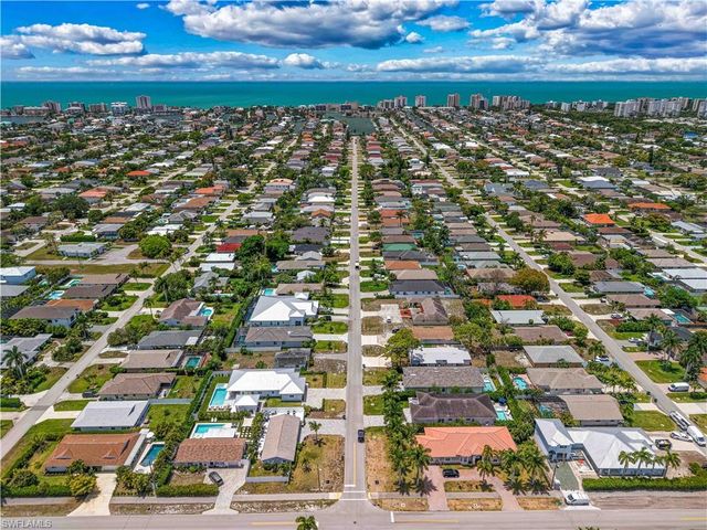 693 105th AVE N, Naples, FL 34108