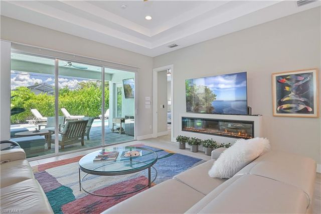 693 105th AVE N, Naples, FL 34108