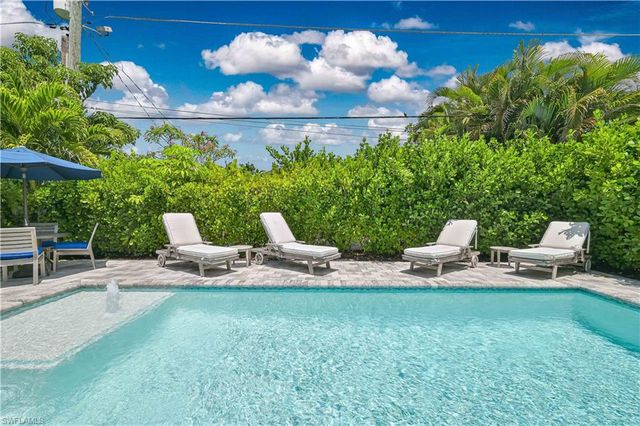 693 105th AVE N, Naples, FL 34108