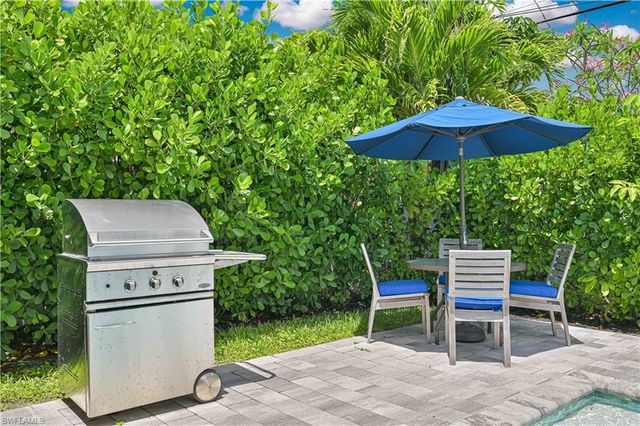 693 105th AVE N, Naples, FL 34108